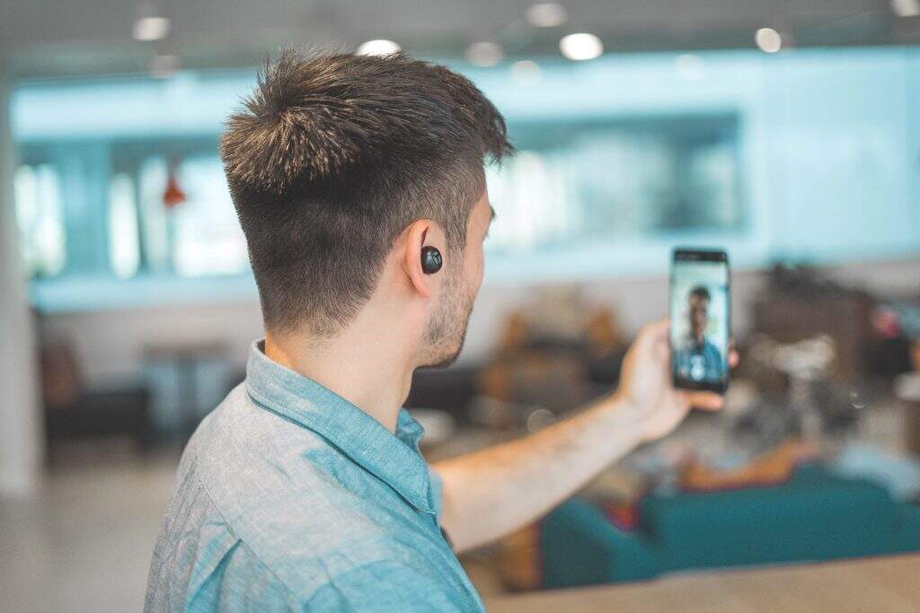 TikTok Marketing: como posicionar marcas e negócios nessa rede social 1 shallow focus photo of man in gray collared top taking selfie