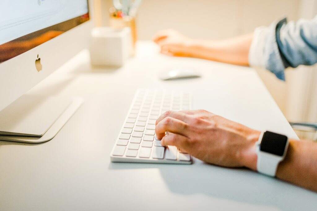 Saiba como vender mais pela Internet com a Loja virtual do Brasil 1 person using iMac