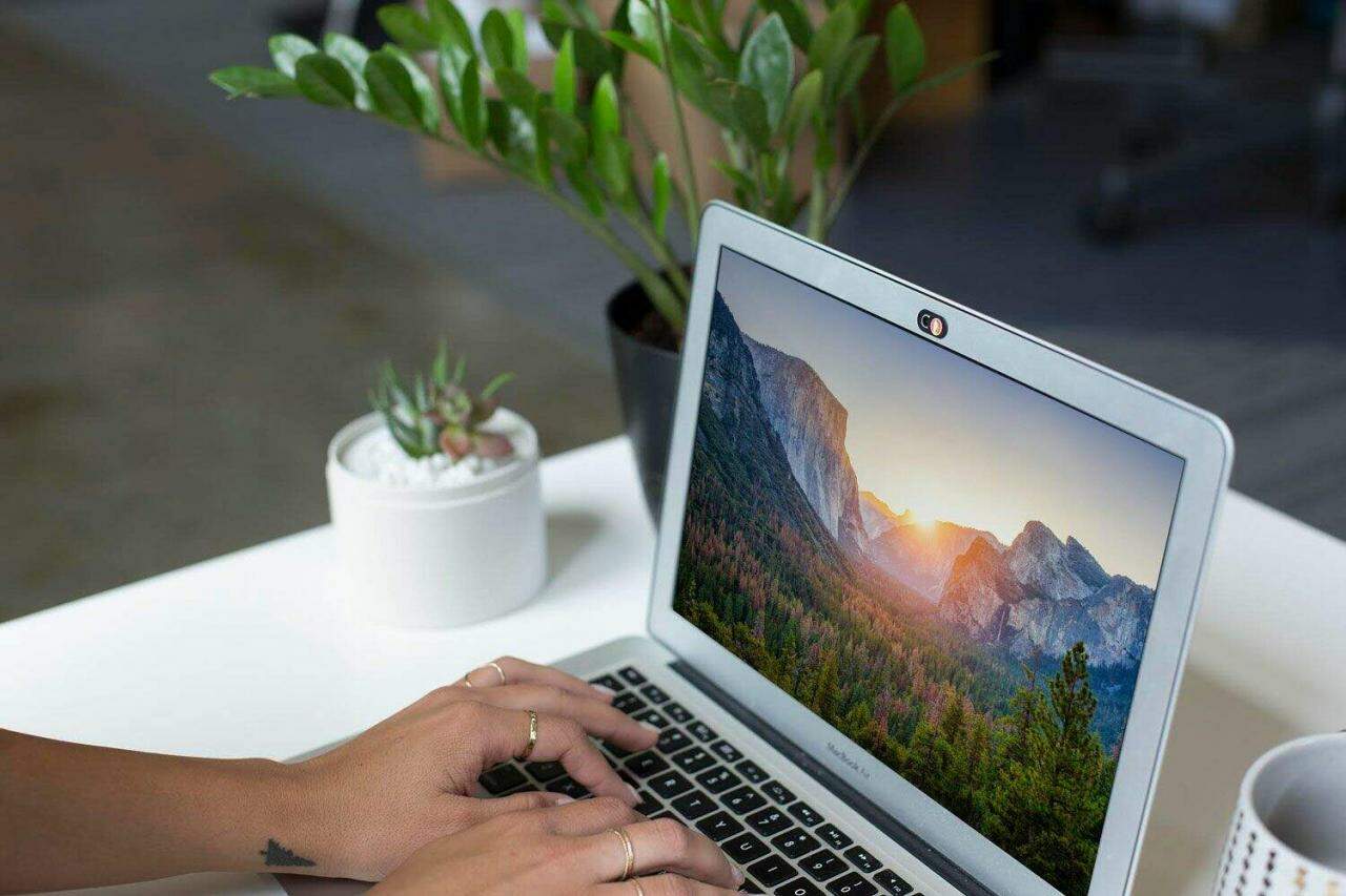 Trabalhando em casa? Considere estas ferramentas com foco na privacidade 2 Foto mostrando a capa da webcam DuckDuckGo em um laptop
